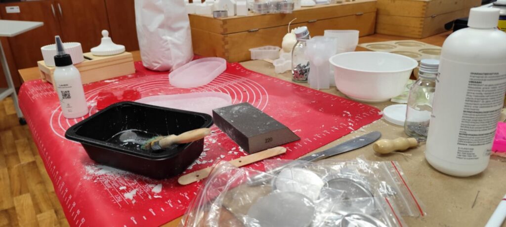 zdjęcie bałaganu podczas produkcji