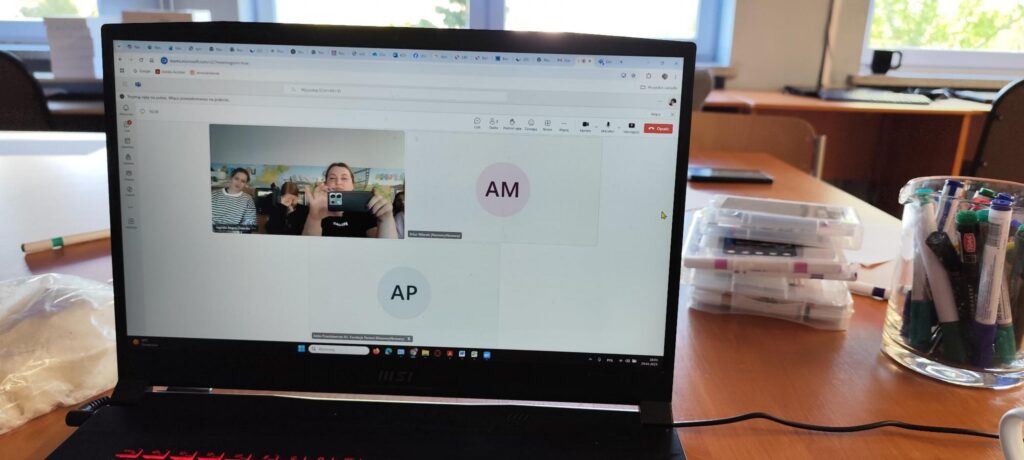 zdjęcie laptopa z połączeniem on-line